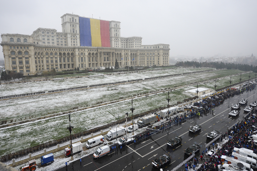 Imagine din timpul paradei organizate cu ocazia Zilei Naţionale a României, în Piaţa Constituţiei din Capitală, luni, 1 decembrie 2014.