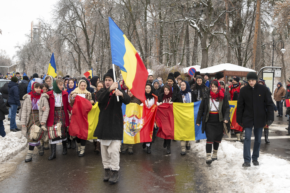 Persoane participă la manifestările organizate cu prilejul Zilei Naţionale a României, la Sfântu Gheorghe, luni, 1 decembrie 2014.