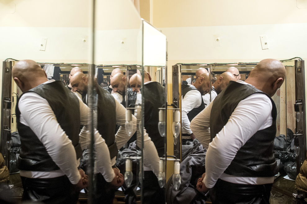 Barbaţi privaţi de libertate, din cadrul Penitenciarului Bucureşti Rahova, se pregătesc în culise, în prima zi a Festivalului MultiArt pentru Deţinuti, aflat la cea de a VI-a ediţie şi organizat de Administraţia Naţională a Penitenciarelor, la Teatrul Nottara din Bucureşti, miercuri, 26 noiembrie 2014.