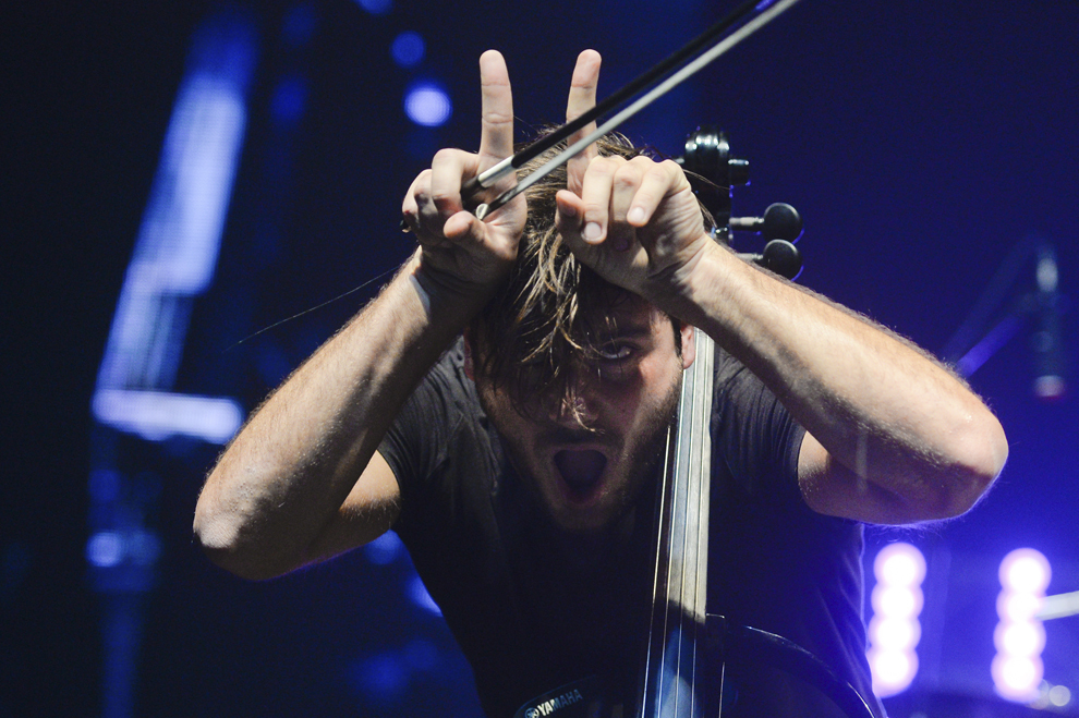 Stjepan Hauser, component al duo-ului de violoncelişti 2Cellos, susţine un concert, în Bucureşti, luni, 8 decembrie 2014.