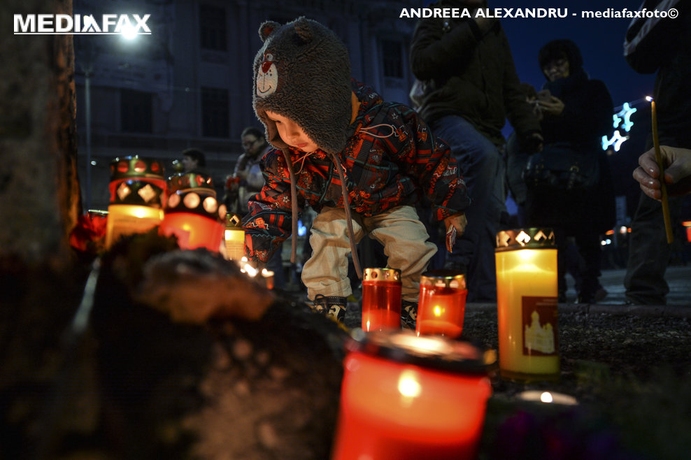 Lumânări sunt aprinse în timpul evenimentelor de comemorare a mişcărilor de stradă din urmă cu 25 de ani, în Piaţa Universităţii, duminică, 21 decembrie 2014.