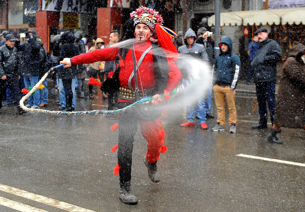 Persoane participă la Festivalul tradiţiilor şi obiceiurilor, în Bacău, sâmbătă, 27 decembrie 2014. 