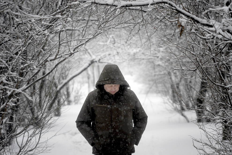Un bărbat merge prin ninsoare în parcul Alexandru Ioan Cuza din Bucureşti, luni, 29 decembrie 2014.