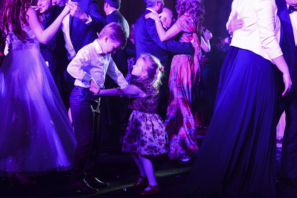 Doi copii dansează în timpul Revelionului organizat la Palatul Parlamentului, cu tema "Gala premiilor Oscar", în Bucureşti, miercuri, 31 decembrie 2014.