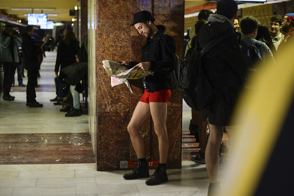 Un tânăr care participă la evenimentul "No Pants Subway Ride Day", citeşte în staţia de metrou Tineretului, în Bucureşti, duminică, 11 ianuarie 2015. No Pants Subway Ride este un eveniment global, care se organizează an de an şi care a început în 2002, în New York, la iniţiativa Improv Everywhere. Anul acesta este prima manifestare "No Pants Subway Ride Day" în România.