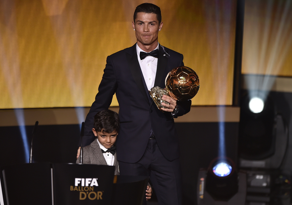 Atacantul echipei Real Madrid, Cristiano Ronaldo (D) pozează împreună cu fiul său Cristiano Jr. după ce a primit „Balonul de Aur”, în Zurich, luni, 12 ianuarie 2015.