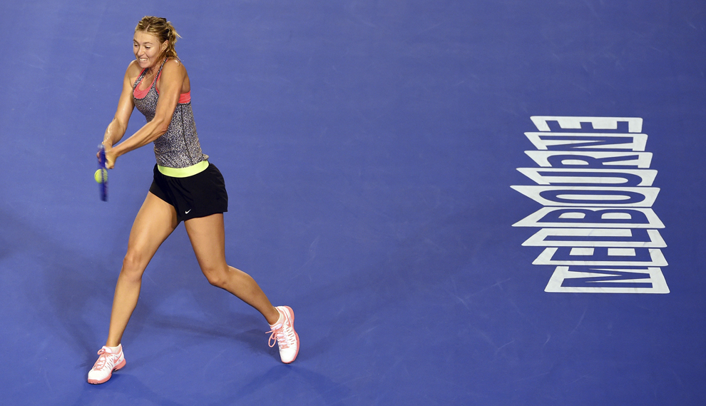 Rusoaica Maria Sharapova returnează mingea în timpul unei sesiuni de antrenament, în Melbourne, Australia, marţi, 13 ianuarie 2015.