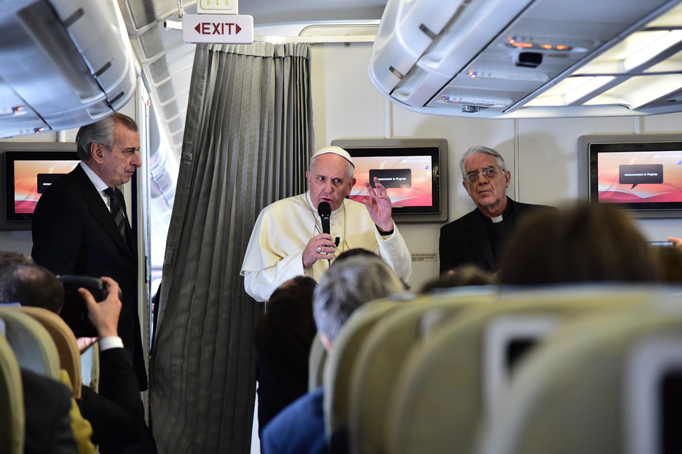 Papa Francisc participă la o conferinţă de presă la bordul unui avion, cu prilejul vizitei sale în Filipine, joi, 15 ianuarie 2015.