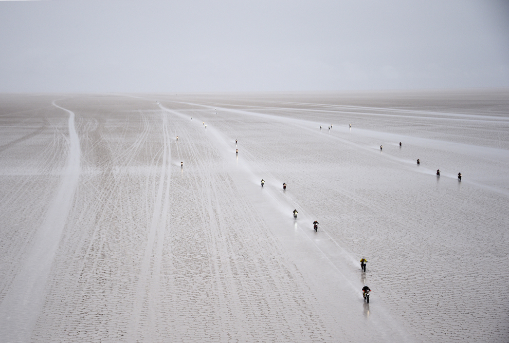 Motociclişti concurează în etapa a 8-a a raliului Dakar, desfăşurată între localităţile Uyuni din Bolivia şi Iquique din Chile, luni, 12 ianuarie 2015.