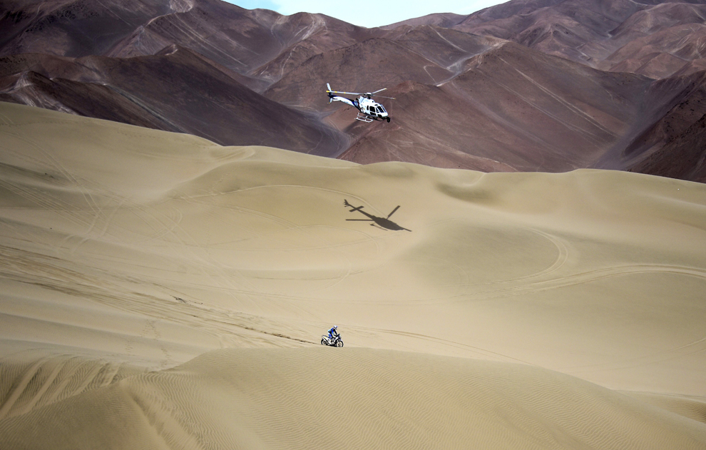Pilotul echipei Yamaha, Juan Pedrero Garcia, concurează în etapa a 8-a a raliului Dakar, desfăşurată între localităţile Uyuni din Bolivia şi Iquique din Chile, luni, 12 ianuarie 2015.