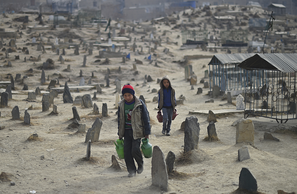 Copii afgani ce vând apă în cimitirul Kart-e-Sakhi din Kabul, caută clienţi, luni, 12 ianuarie 2015.