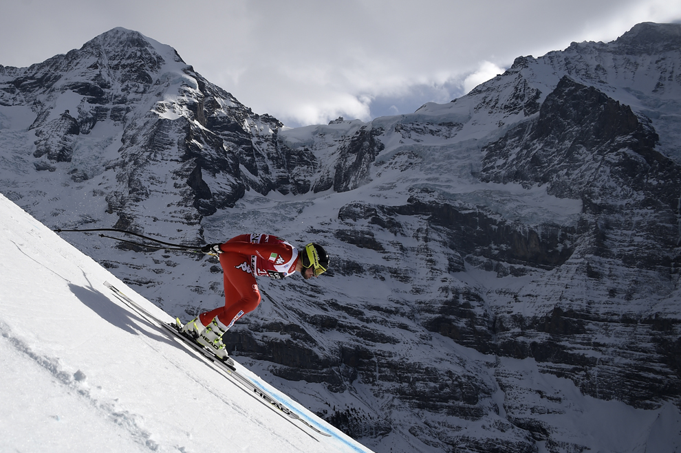 Italianul Silvano Varettoni schiază în timpul unui antrenament pentru cupa mondială de downhill FIS Alpine, în Wengen, Elveţia, vineri, 15 ianuarie 2015.