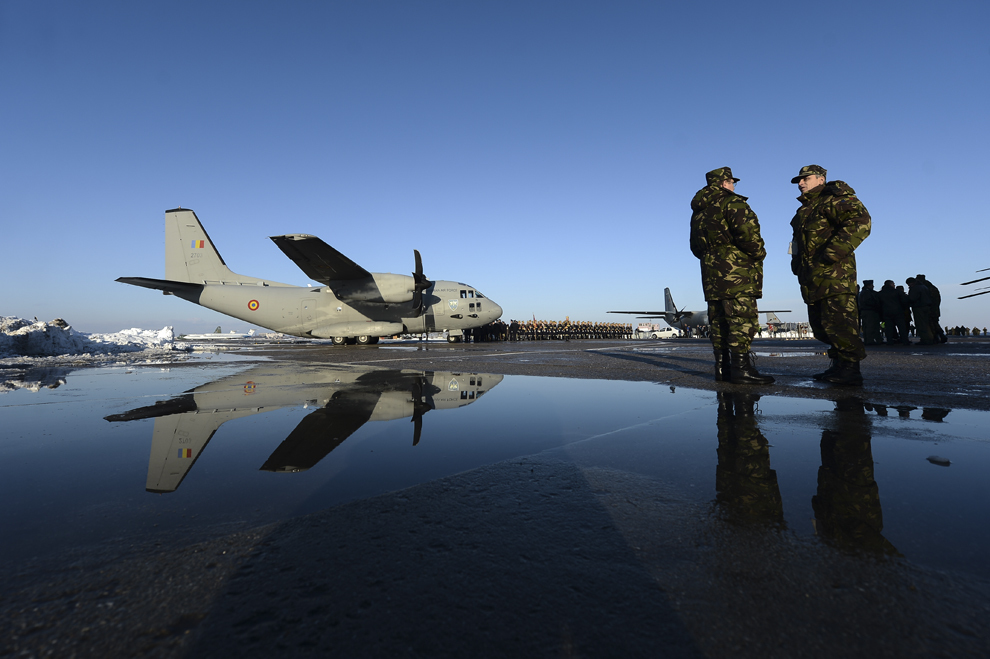 Militari participă la ceremonia prilejuită de sosirea în ţară şi predarea către Forţele Aeriene Române a ultimei aeronave (a şaptea) de tip C-27J Spartan, în Otopeni, luni, 12 ianuarie 2015. 
