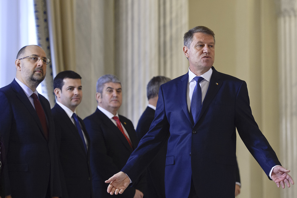 Preşedintele Klaus Iohannis îi primeşte pe liderii partidelor politice la Palatul Cotroceni pentru semnarea acordului politic cu scopul asigurării, în 2017, a unui prag minimal de 2% din PIB pentru Ministerul Apărării Naţionale, în Bucureşti, marţi, 13 ianuarie 2015.
