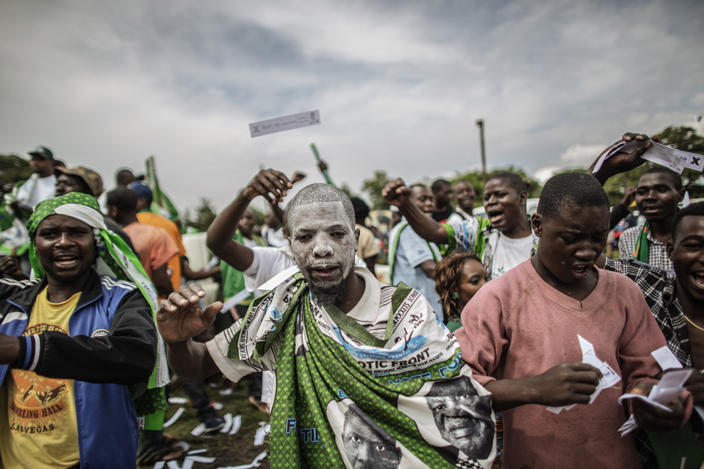 Suporteri ai candidatului presidenţial din partea partidului Frontul Patriotic, Edgar Lungu, se bucură în timp ce participă la un miting electoral, în Lusaka, Zambia, luni, 19 ianuarie 2015.