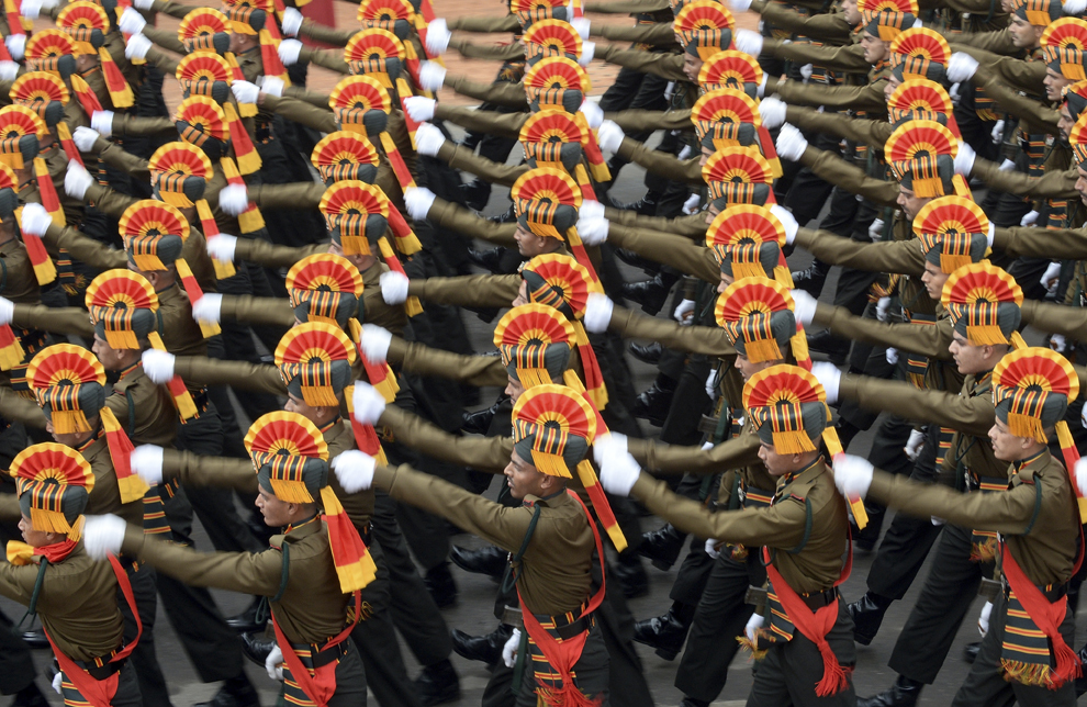 Soldaţi indieni mărşăluiesc în formaţie în timpul repetiţiilor pentru ziua Republicii, în New Dehli, India, vineri, 23 ianuarie 2015. 