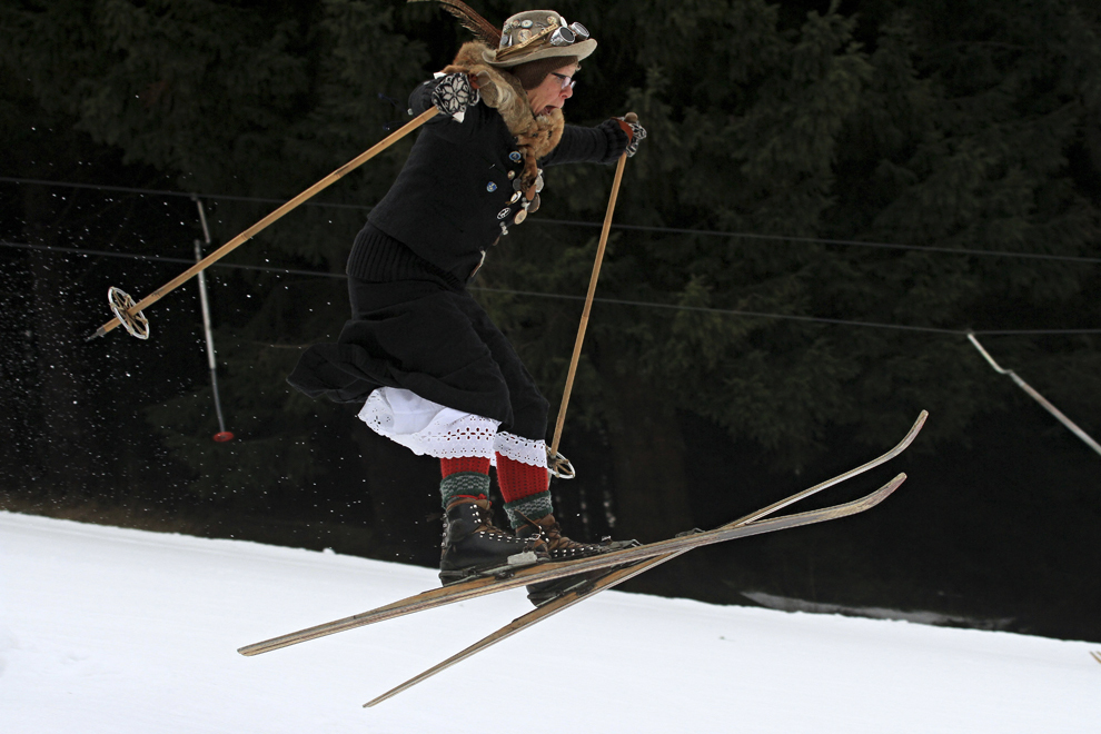 O austriacă sare cu schiurile în timpul campionatelor de schi cu schiuri de lemn din secolul 19, în Olesnice, Cehia, în apropiere de graniţa cu Polonia, sâmbătă, 24 ianuarie 2015.