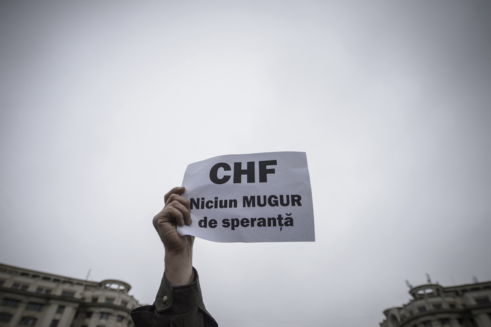Un bărbat afişează mesajul "CHF Niciun Mugur de speranţă" în timpul unui miting de protest, organizat de Grupul Clienţilor cu Credite în CHF, prin care se solicită conversia creditelor din valută în lei, în Bucureşti, duminică, 25 ianuarie 2015.