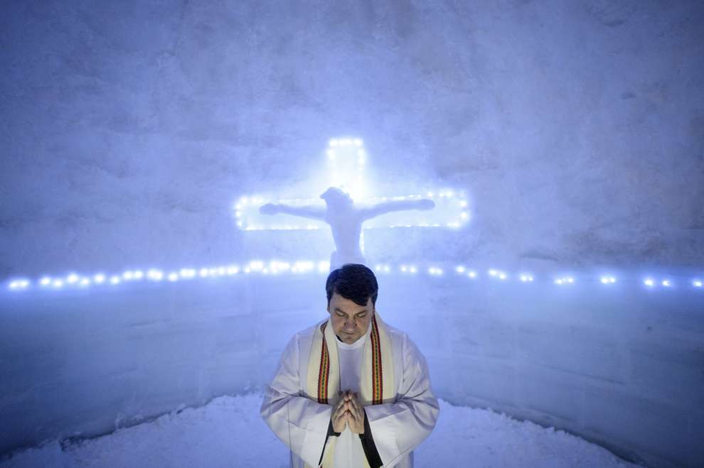 Călugărul franciscan romano-catolic Iulian Misariu se roagă la finalul slujbei ecumenice de sfinţire a Bisericii de Gheaţă de la Bâlea Lac, munţii Făgăraş, judeţul Sibiu, joi, 29 ianuarie 2015. Şase preoţi de diferite confesiuni au sfinţit joi după-amiaza, singura biserica de gheaţă din România, aflată la Bâlea Lac, la o altitudine de 2034 m.