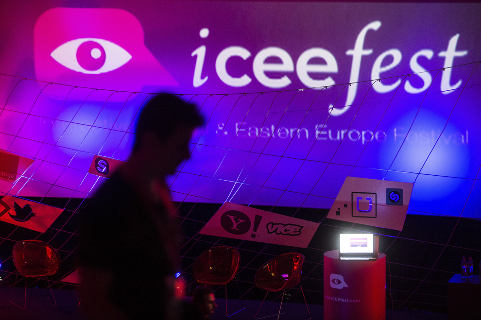 Persoane participă la festivalul dedicat industriei digitale şi interactive din Europa Centrală şi de Est, Interactive Central and Eastern Europe Festival 2015 (ICEEFest), în Bucureşti, joi, 11 iunie 2015.