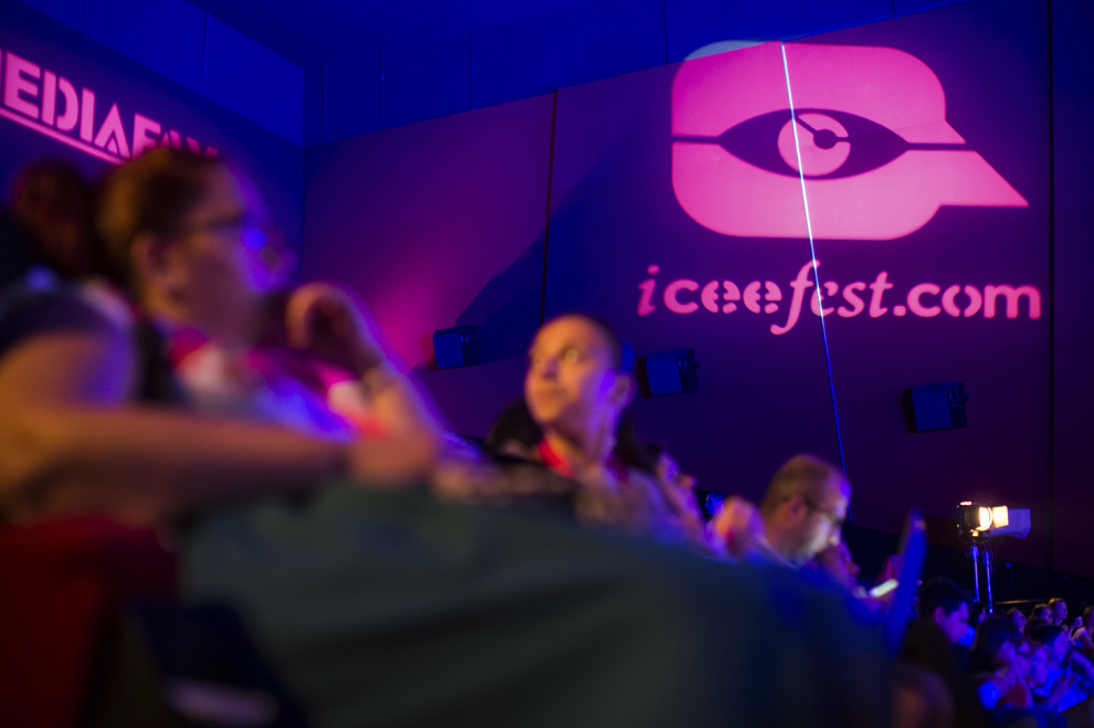 Persoane participă la festivalul dedicat industriei digitale şi interactive din Europa Centrală şi de Est, Interactive Central and Eastern Europe Festival 2015 (ICEEFest), în Bucureşti, joi, 11 iunie 2015.