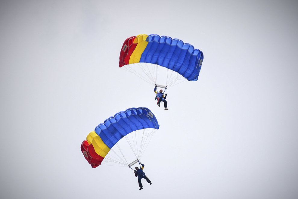 Doi paraşutişti evoluează în timpul spectacolului aviatic de la 'Bucharest International Air Show & General Aviation Exibition 2015 - BIAS 2015', organizat la Aeroportul Internaţional Bucureşti Băneasa 'Aurel Vlaicu', în Bucureşti, sâmbătă, 20 iunie 2015.