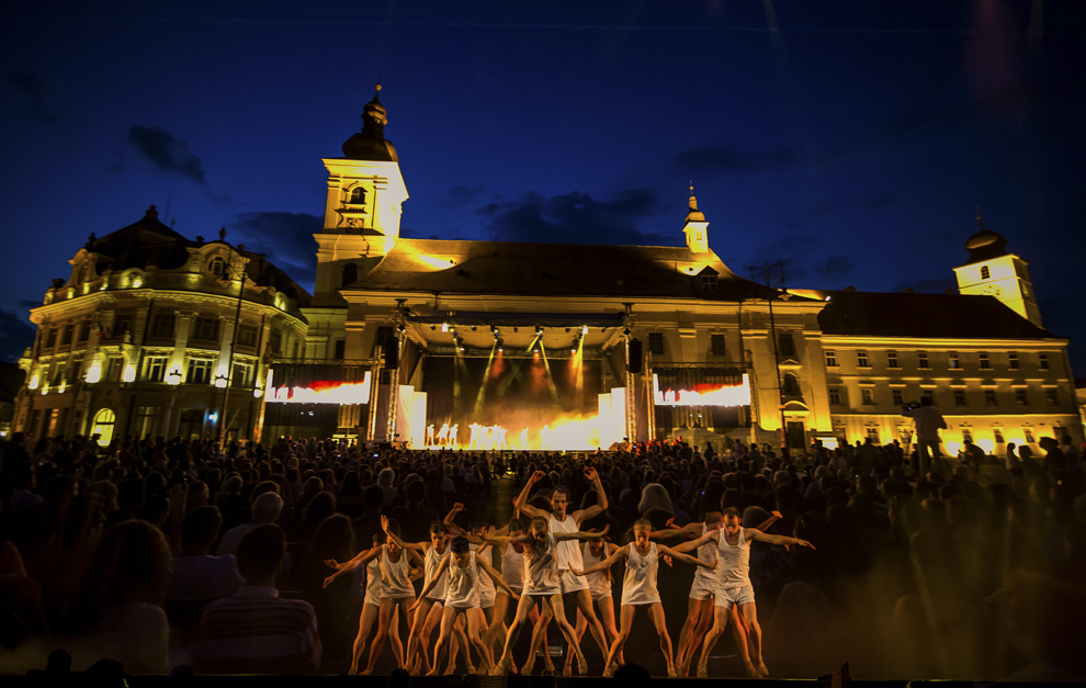 Imagine cu expunere dublă.  Balerini ai Teatrului de Balet Sibiu prezintă spectacolul neoclasic "Geneza", în Piaţa Mare din Sibiu, miercuri, 15 iulie 2015.