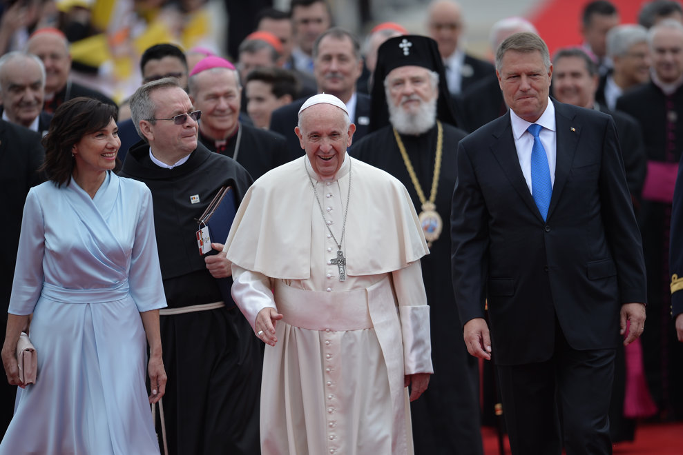 Papa Francisc este insotit de Carmen Iohannis (S) si de presedintele Klaus Iohannis (D), la sosirea sa pentru o vizita de 3 zile in Romania, vineri 31 mai 2019, pe aeroportul Henri Coanda din Bucuresti.  ALEXANDRU DOBRE / MEDIAFAX FOTO