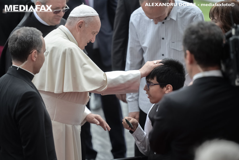 Papa Francisc binecuvanteaza un copil din public la sosirea sa pentru o vizita de 3 zile in Romania, vineri 31 mai 2019, pe aeroportul Henri Coanda din Bucuresti.  ALEXANDRU DOBRE / MEDIAFAX FOTO