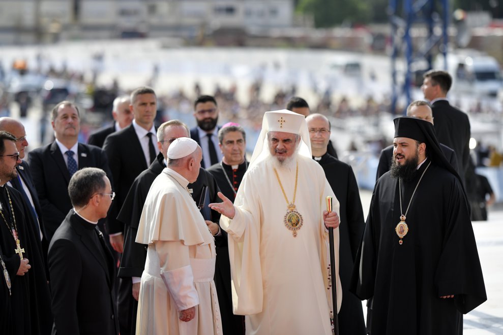 Papa Francisc (C) si Patriarhul Daniel (D) discuta pe treptele Catedralei Neamului din Bucuresti, vineri 31 mai 2019. ANDREEA ALEXANDRU / MEDIAFAX FOTO
