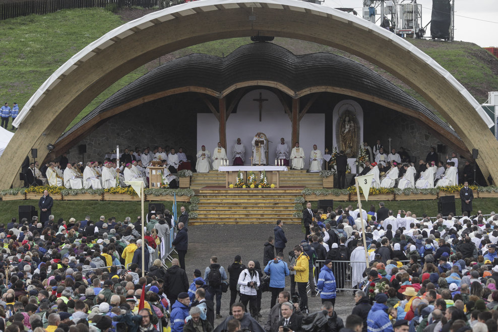 Peste 80.000 de persoane din intreaga lume participa, la Sfanta Liturghie oficiata de Papa Francisc la sanctuarul marian de la Sumuleu Ciuc, Harghita, sambata 1 iunie 2019. MEDIAFAX FOTO/POOL/OCTAV GANEA