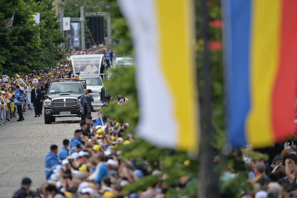 In jur de 150.000 de pelerini l-au intampinat pe Papa Francisc la Iasi, in a doua zi a vizitei Suveranului Pontif in Romania, sambata 1 iunie 2019. ALEXANDRU DOBRE / MEDIAFAX FOTO
