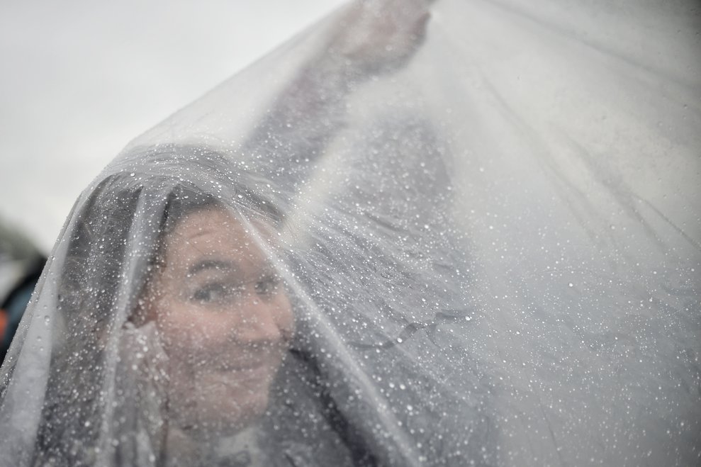 O femeie se adaposteste de ploaie in timpul Sfintei Liturghii oficiata de Papa Francisc, la sanctuarul marian de la Sumuleu Ciuc, Harghita, sambata 1 iunie 2019. ANDREEA ALEXANDRU / MEDIAFAX FOTO