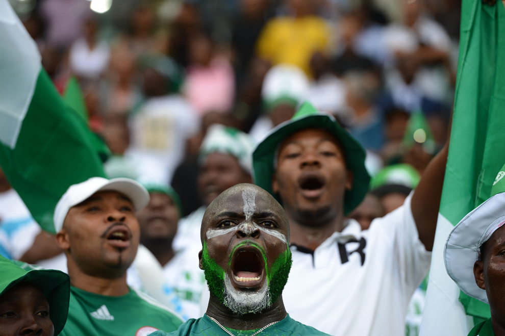 Un suporter nigerian sărbătoreşte înscrierea unui gol, în timpul meciului Mali – Nigeria, contând pentru Cupa Africii pe Naţiuni, în Durban,  Africa de Sud, miercuri, 6 februarie 2013. Nigeria a învins cu 4-1. (Francisco Leong / AFP)  