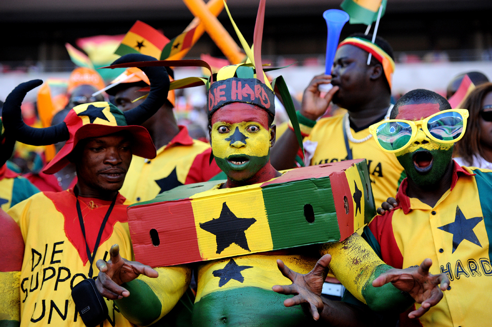Suporteri ghanezi se bucură înaintea meciului împotriva selecţionatei statului Mali contând pentru Cupa Africii pe Naţiuni, în Port Elizabeth, Africa de Sud, joi, 24 ianuarie 2013. (Stephane de Sakutin / AFP) 