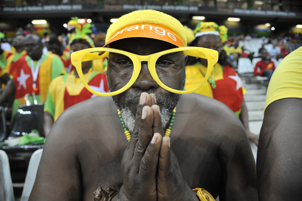 Un suporter al echipei statului Togo asistă la meciul împotriva selecţionatei statului Burkina Faso contând pentru Cupa Africii pe Naţiuni, în Nelspruit,  Africa de Sud, duminică, 3 februarie 2013. (Issouf Sanago / AFP)
