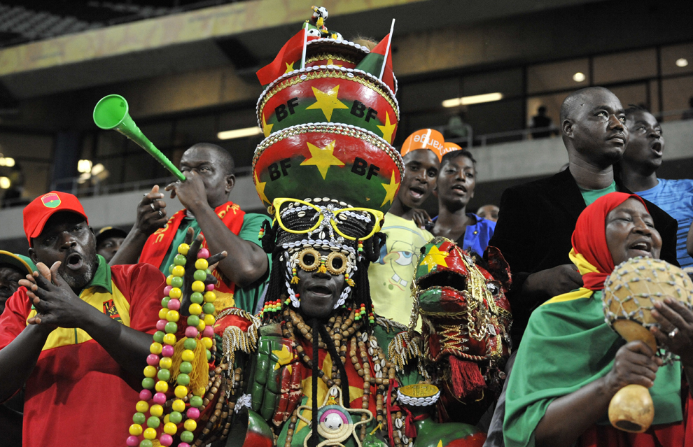 Un suporter al echipei Burkina Faso sărbătoreşte victoria echipei sale la finalul meciului împotriva selecţionatei statului Togo, contând pentru Cupa Africii pe Naţiuni, în Nelspruit,  Africa de Sud, duminică, 3 februarie 2013. (Issouf Sanogu / AFP)  