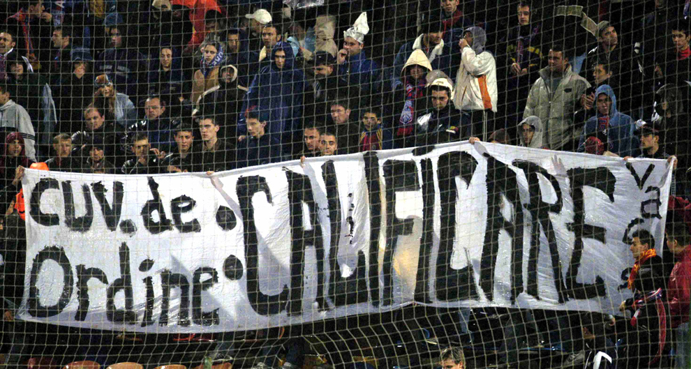 Suporterii echipei Steaua Bucureşti afişează un banner, in timpul meciului disputat contra formaţiei Southampton, în manşa secundă a turului intii al Cupei UEFA, în Bucureşti, joi, 16 octombrie 2003. 
