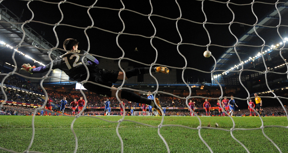Portarul echipei Steaua, Ciprian Tătăruşanu încearcă să apere un penalty executat de atacantul echipei Chelsea, Fernando Torres, în timpul meciului contând pentru optimile de finală ale Europa League, în Londra, joi 14 martie 2013.  