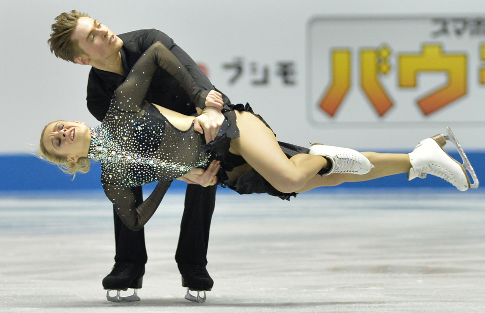 Perechea franceză Pernelle Carron / Lloyd Jones concurează în proba de dans, programul liber, din cadrul competiţiei de patinaj artistic World Team Trophy, în Tokyo, vineri, 12 aprilie 2013. 