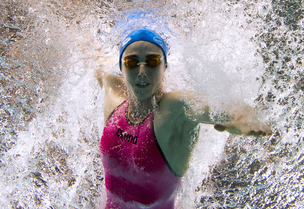 O fotografie realizată cu camera subacvatică o înfăţişează pe înnotătoarea Anna Santamans în timpul finalei probei de 50 de metri liber feminin, din cadrul campionatelor de nataţie ale Franţei, în Rennes, duminică, 14 aprilie 2013. 