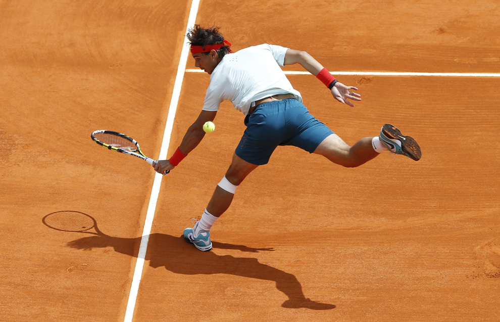 Spaniolul Rafael Nadal returnează o minge francezului Jo Wilfried Tsonga, în timpul meciului de tenis din cadrul turneului ATP Masters Series de la Monte-Carlo, sâmbătă, 20 aprilie 2013. 