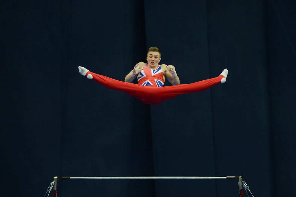 Britanicul Sam Oldham concurează la bară în finalele pe aparate din cadrul celei de-a 5-a ediţii a Campionatului European de Gimnastică, în Moscova, duminică, 21 aprilie 2013. 