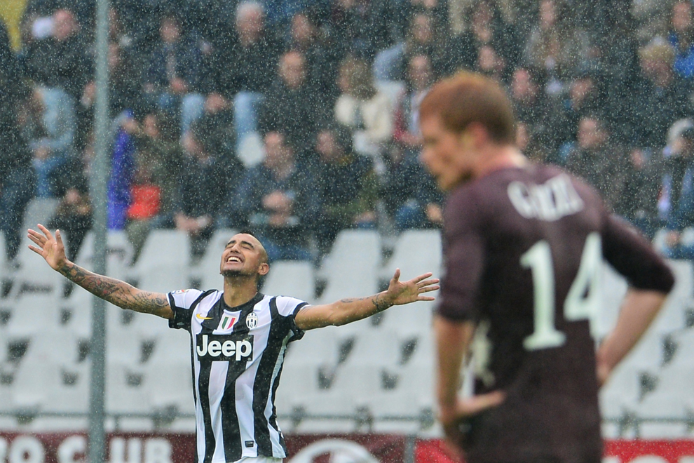 Mijlocaşul chilian al echipei Juventus, Arturo Vidal (S), se bucură după înscrierea unui gol în timpul meciului de fotbal susţinut împotriva echipei Torino FC, în campionatul italian Serie A, pe stadionul Olympic dn Torino, duminică, 28 aprilie 2013. 