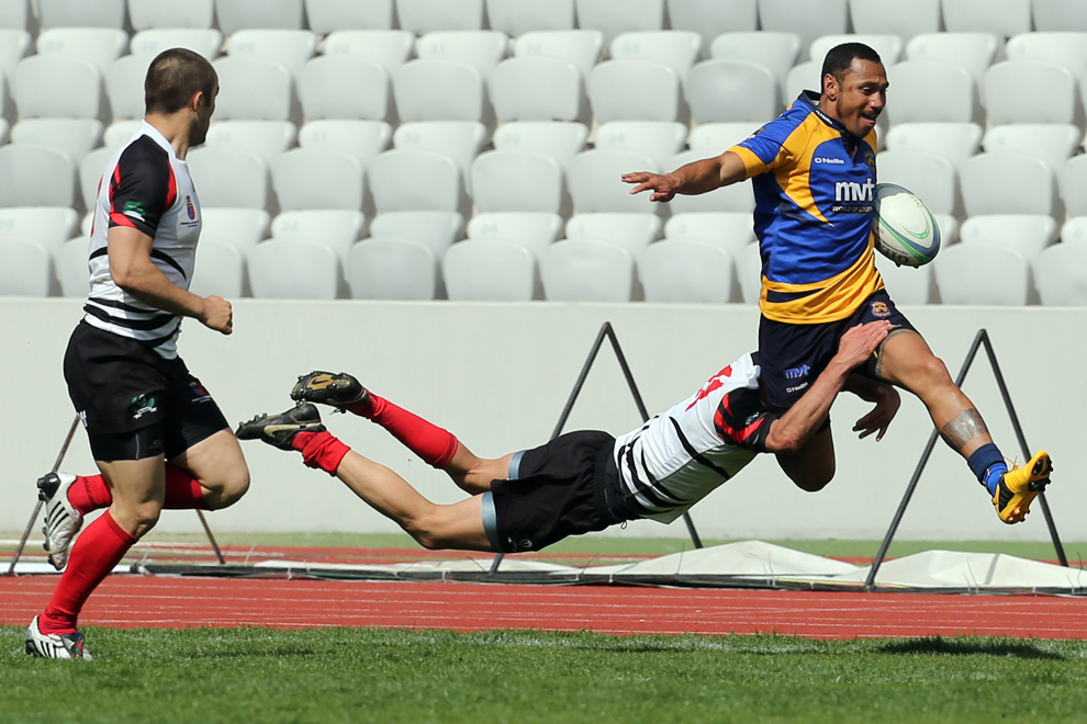 Viliami Tuakalau Moala (D), de la RCM Timişoara, este ţinut de un adversar de la Universitatea Cluj, în timpul meciului de rugby din ultima etapă a turului sezonului regulat, disputat în Cluj, duminică, 28 aprilie 2013. 