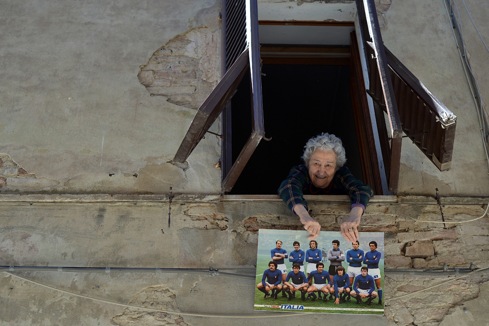 Mama fotbalistului italian Mauro Bellugi arată de la fereastra casei sale din Buonconvento, Toscana, o fotografie a naţionalei de fotbal a Italiei din anii ’70, în care se află şi fiul său (rândul de sus, al treilea de la stânga), duminică, 14 aprilie 2013. Bellugi a jucat 90 de meciuri in Serie A şi 31 de meciuri cu naţionala Italiei. 