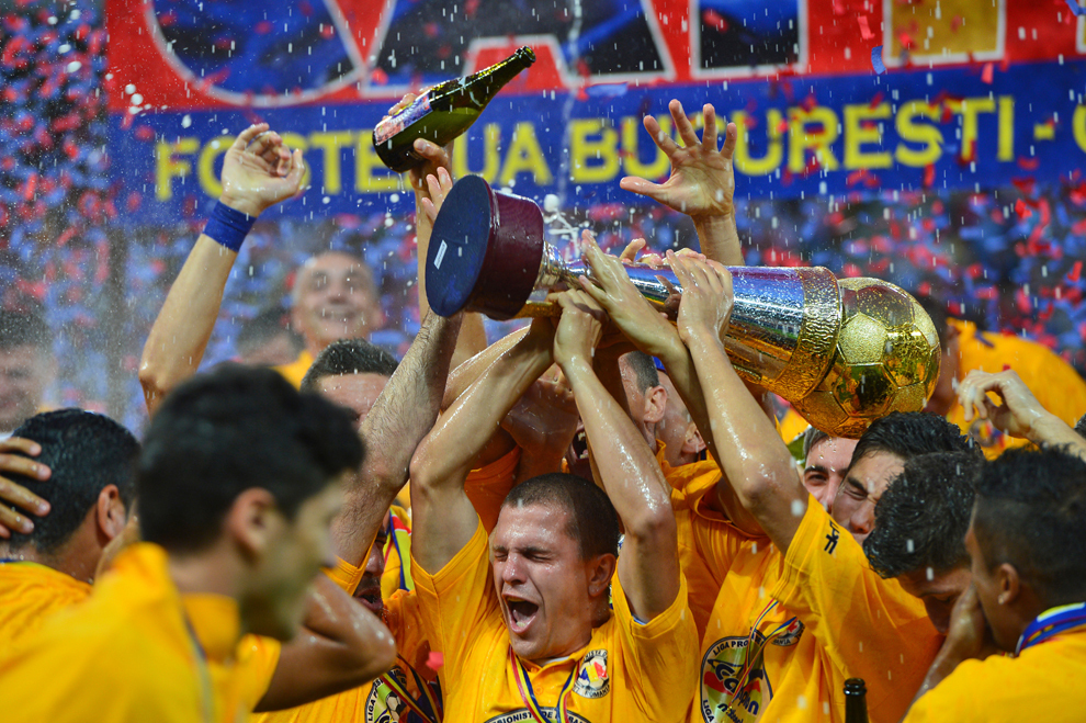 Alexandru Bourceanu, de la Steaua Bucureşti, se bucură după ce a primit trofeul Ligii I, la finalul meciului cu FC Braşov, din etapa a XXXIV-a a Ligii I, la Bucureşti, marţi, 28 mai 2013. 