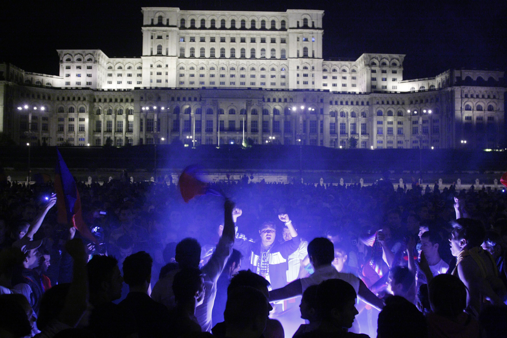 Suporteri aşteaptă sosirea jucătorilor formaţiei Steaua Bucureşti în Piaţa Constituţiei din capitală pentru a sărbători câştigarea celui de-al 24-la titlu din istorie, marţi, 28 mai 2013. 