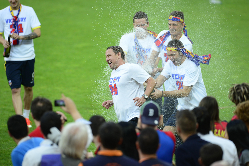 Antrenorul echipei Steaua Bucureşti, Laurenţiu Reghecampf, este stropit cu şampanie după meciul cu FC Braşov, din etapa a XXXIV-a a Ligii I, la Bucureşti, marţi, 28 mai 2013. 