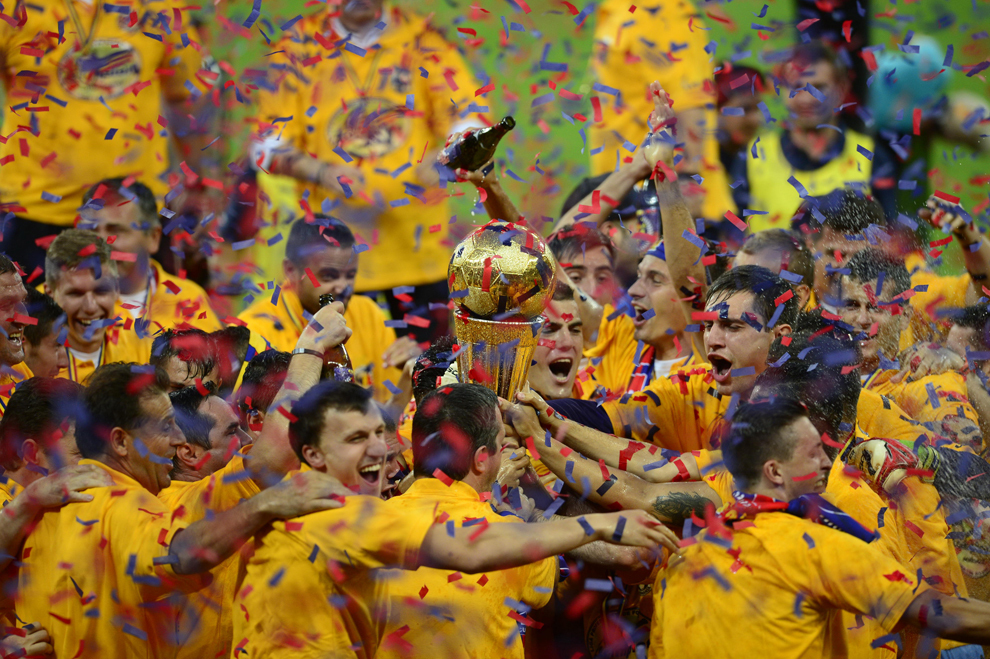 Jucatori ai echipei Steaua Bucureşti se bucură după ce au primit trofeul Ligii I, la finalul meciului cu FC Braşov, din etapa a XXXIV-a a Ligii I, la Bucureşti, marţi, 28 mai 2013. 